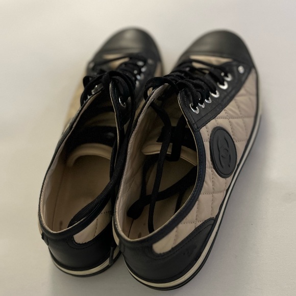 2010 CHANEL Interlocking CC Logo Sneakers - Picture 4 of 4